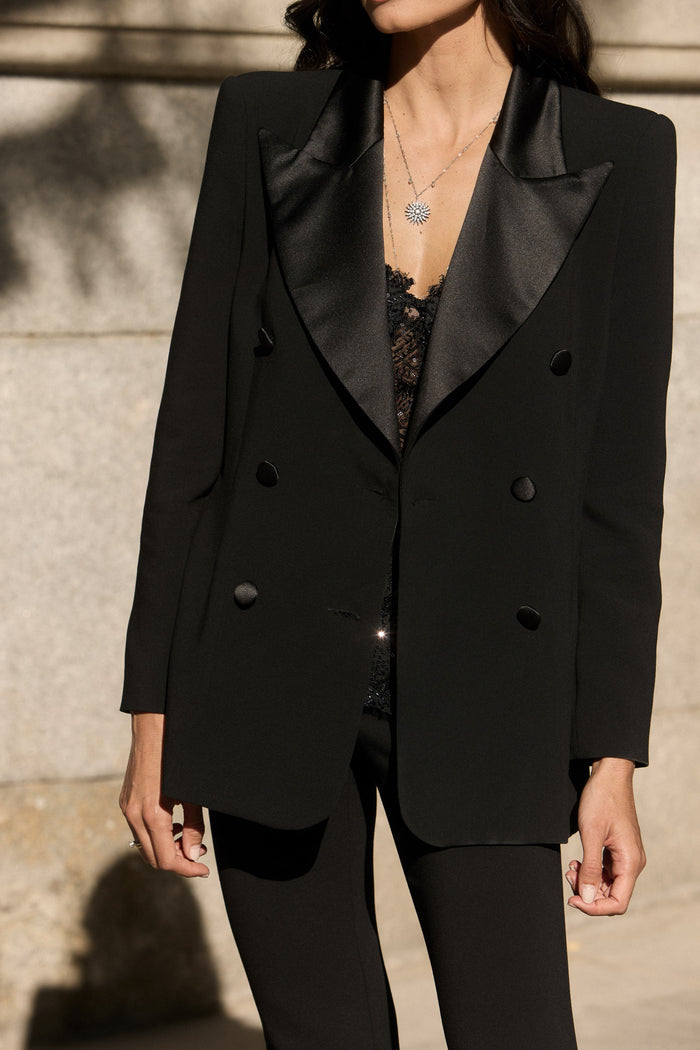 Blazer Ons Negro de manga larga ceñido de Lady Pipa para invitada y eventos.