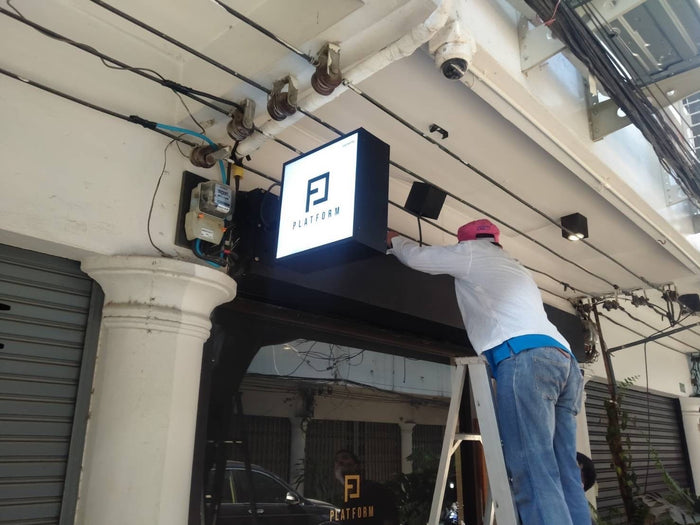 รับทำป้ายไฟหน้าร้าน แขวนจากฝ้า ติดยื่นจากผนัง สั่งทำได้ตามแบบ