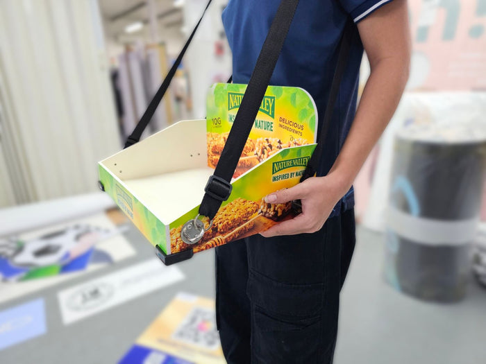 กล่อง Nature Valley กราโนล่าบาร์เขียวเหลืองติดสายรัดดำ