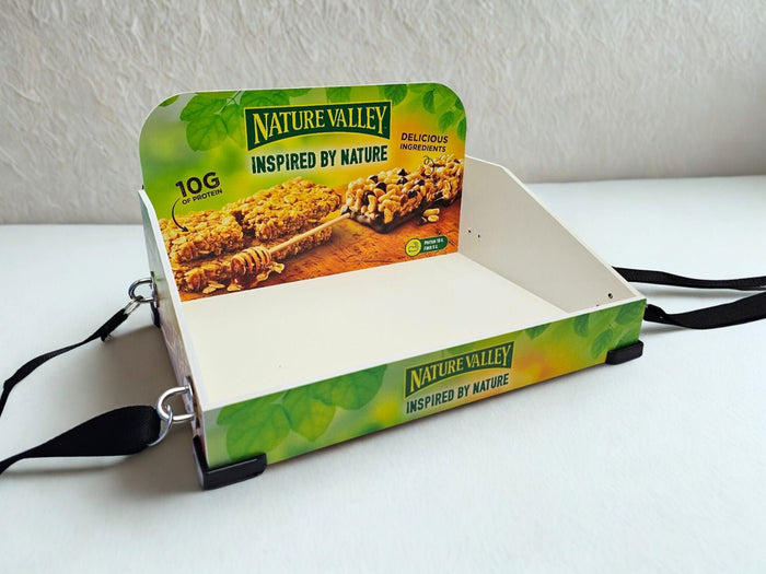 ถาดแจกชิม Nature Valley โปรตีนกราโนล่าบาร์ สีเขียวขาว พร้อมสายสะพายดำ