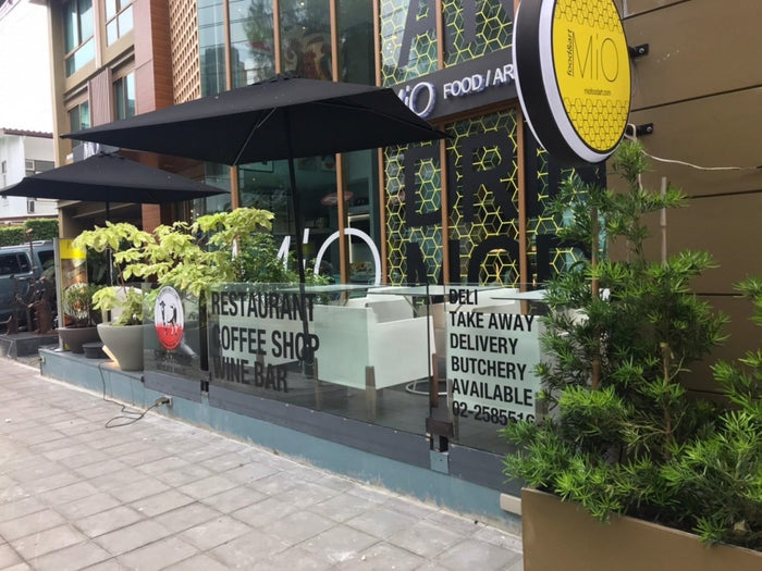 ตัวอย่างหน้าร้านคาเฟ่สวย ๆ ตกแต่งร้านกาแฟ ป้ายไฟวงกลม ติดหน้าร้าน สติ๊กเกอร์ติดกระจกร้านกาแฟ