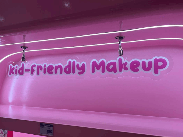 ป้ายแขวนลวดสลิงกรอบอะคริลิค สีชมพูนีออน Kid-Friendly Makeup รูปเมฆ