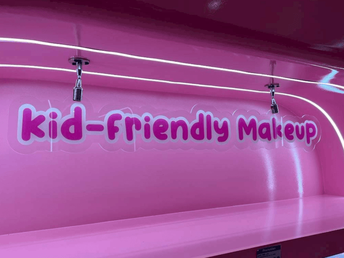 ป้าย kid-friendly makeup สีชมพูไฟนีออน กรอบอะคริลิคแขวนผนังโค้งเงา