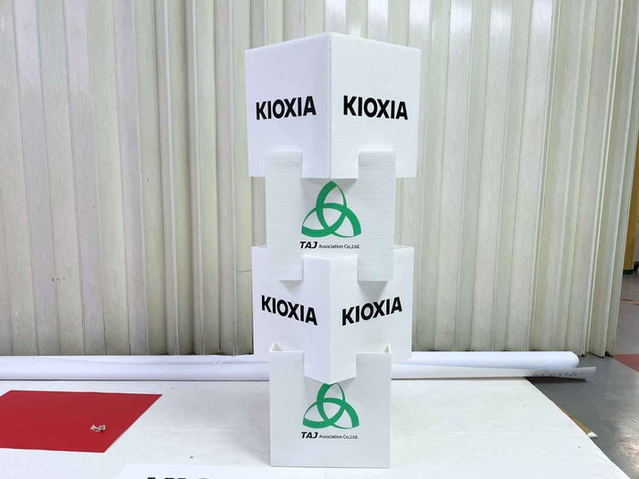กล่องลูกเต๋า Kioxia สีขาวทรงสแต็ค พิมพ์โลโก้เขียวและ Taj Association