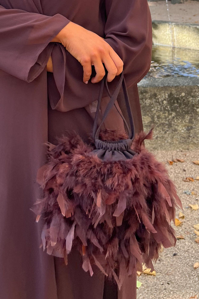 Bolso Bruna Plumas Marrón de Lady Pipa para completar looks de invitada.