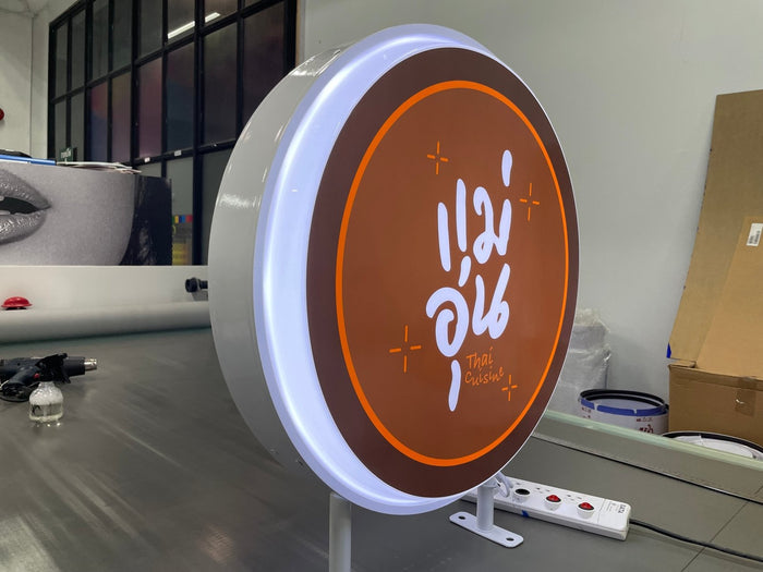 ป้ายไฟสำเร็จรูป Light Box ดีไซน์กะทัดรัด ติดตั้งง่าย สว่างคมชัด เหมาะสำหรับป้ายโฆษณา หน้าร้าน และงานโปรโมชัน