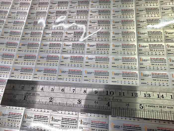 สติ๊กเกอร์ PET Metalized Sticker เงาเมทัลลิก พิมพ์คมชัด เหมาะสำหรับฉลากสินค้าและงานตกแต่ง