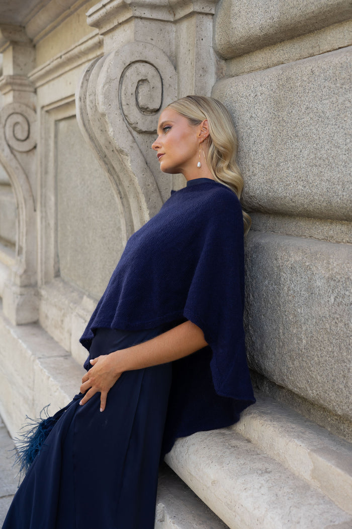Poncho Inaya Marino de Lady Pipa para completar looks de invitada.