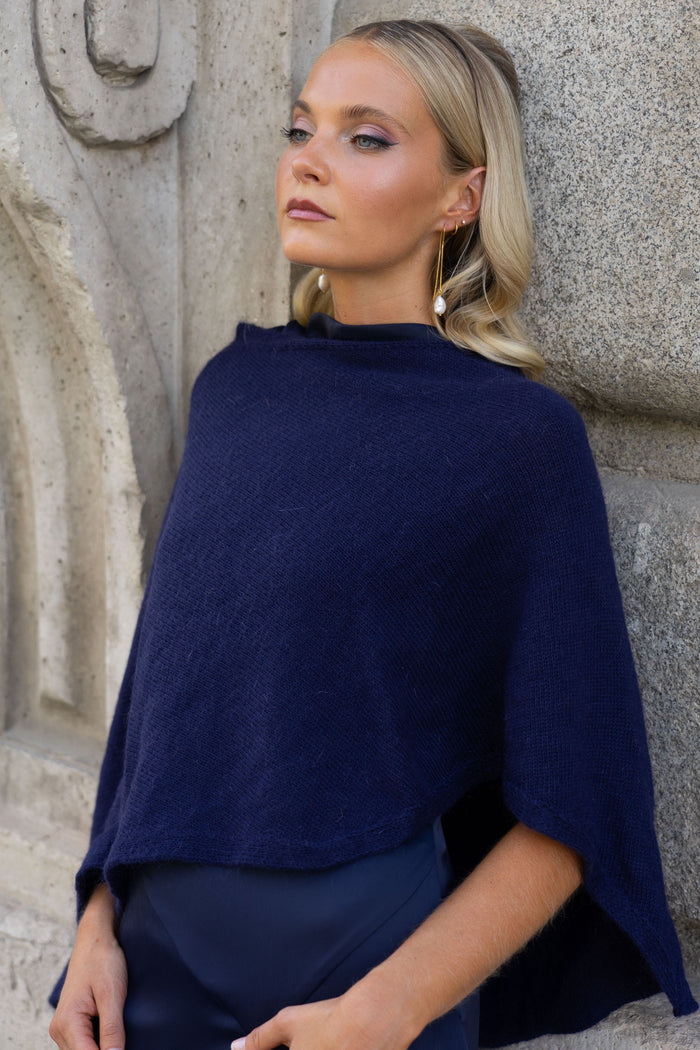 Poncho Inaya Marino de Lady Pipa para completar looks de invitada.