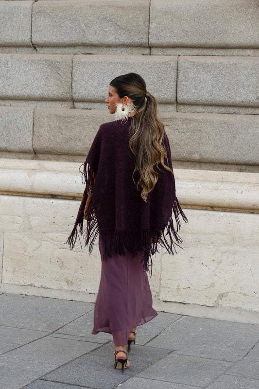 Poncho Mara Berenjena de Lady Pipa para completar looks de invitada.