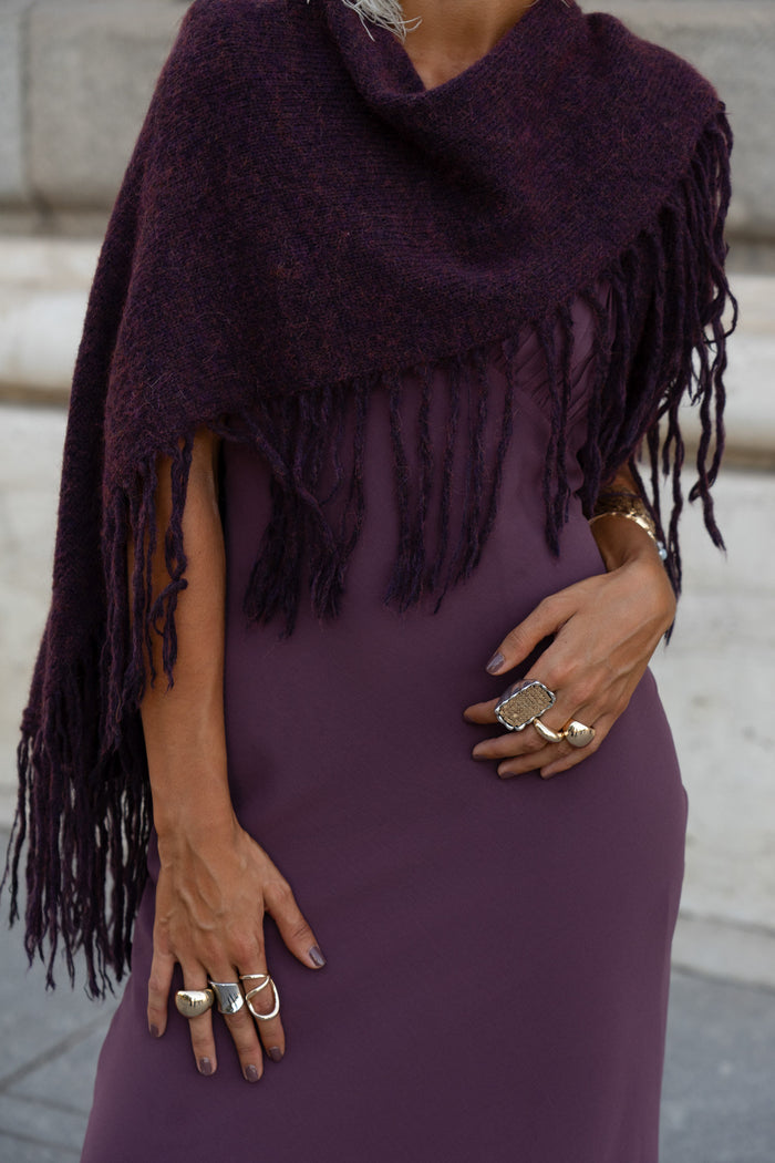 Poncho Mara Berenjena de Lady Pipa para completar looks de invitada.