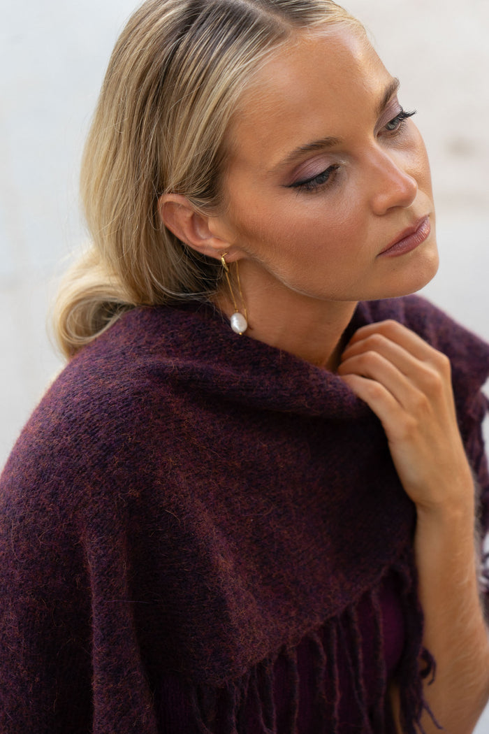 Poncho Mara Berenjena de Lady Pipa para completar looks de invitada.