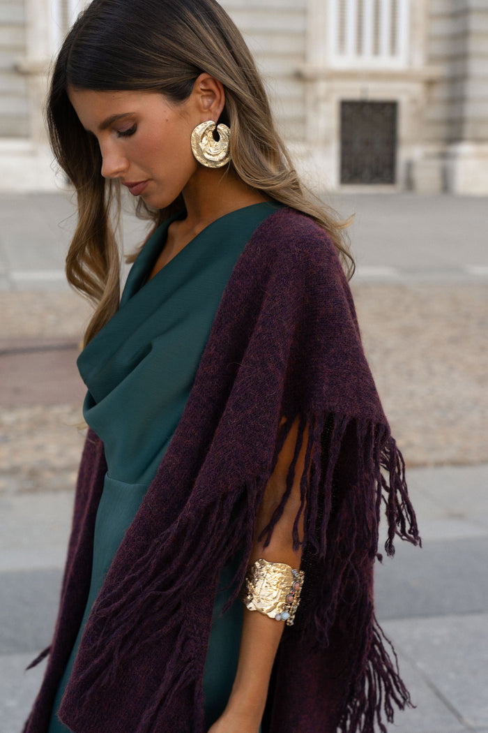 Poncho Mara Berenjena de Lady Pipa para completar looks de invitada.