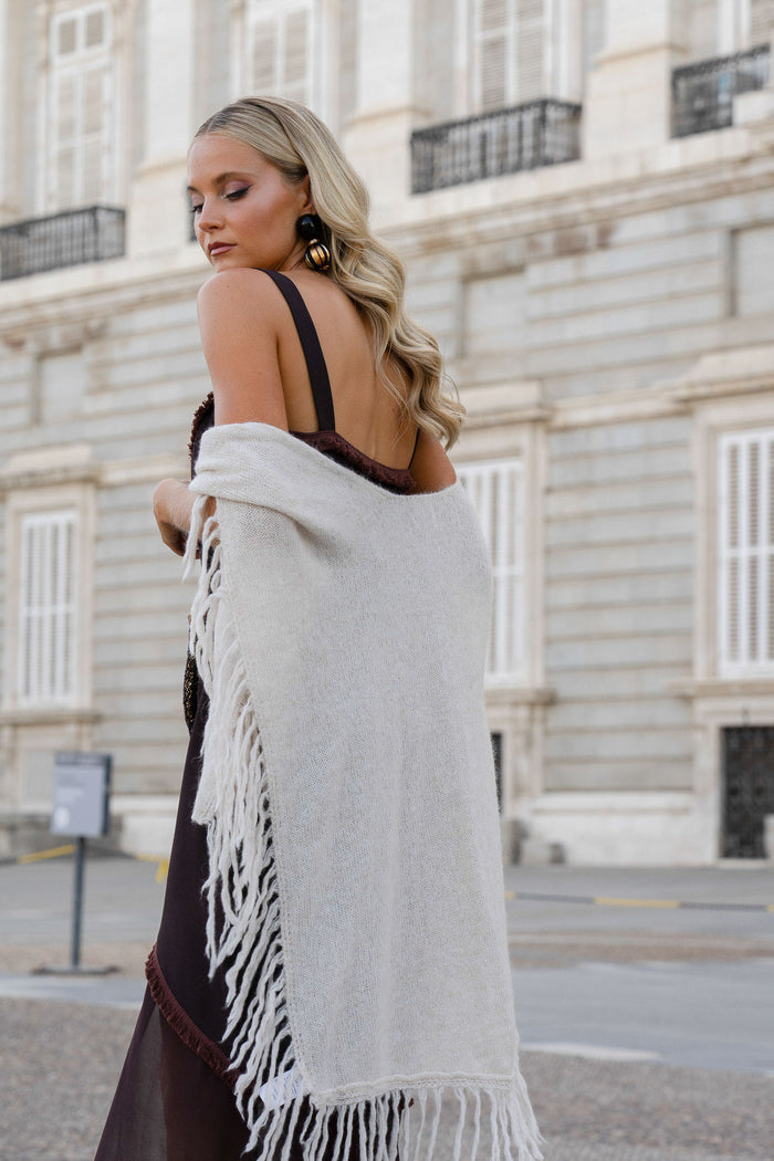 Poncho Mara Hueso de Lady Pipa para completar looks de invitada.