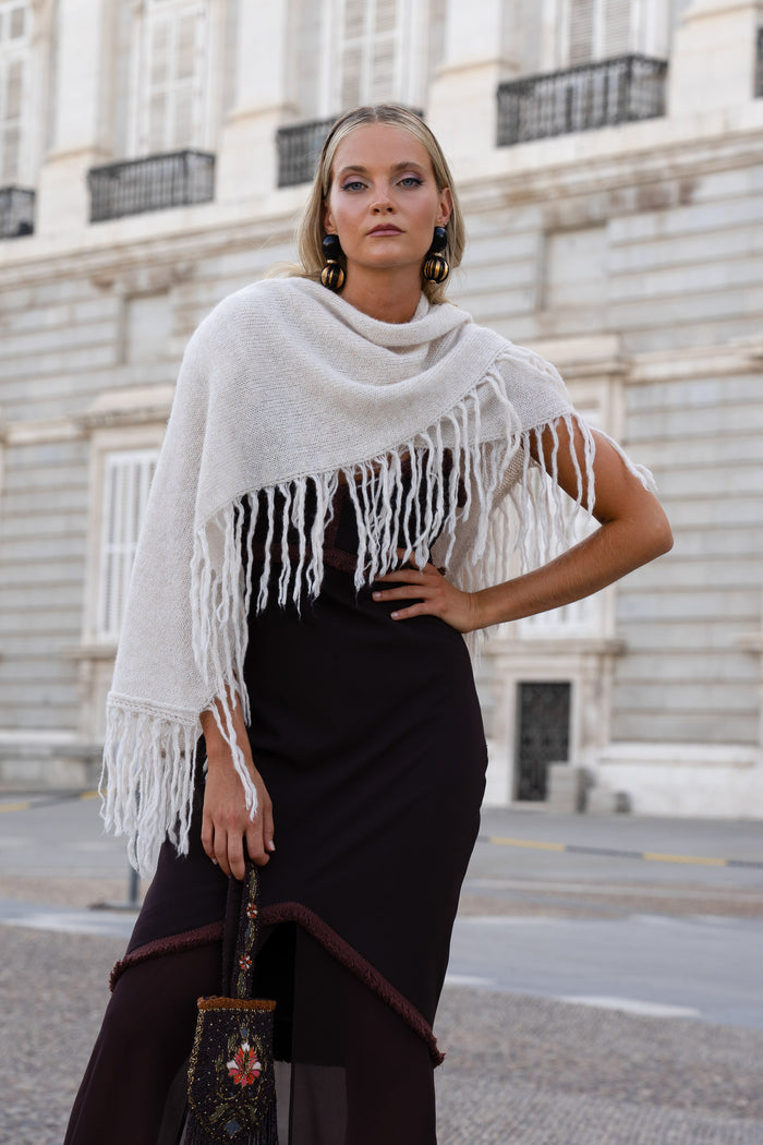 Poncho Mara Hueso de Lady Pipa para completar looks de invitada.