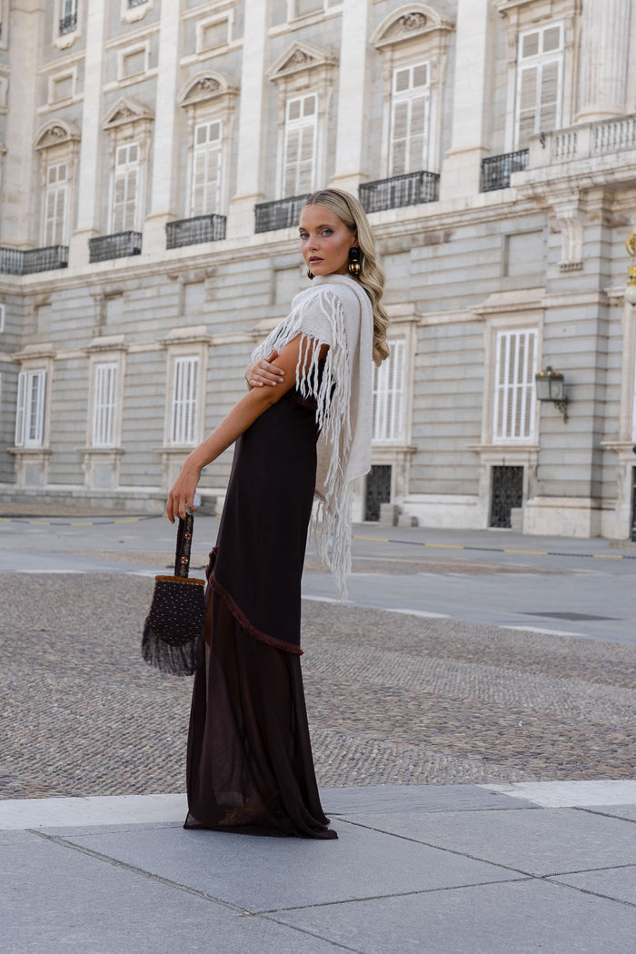 Poncho Mara Hueso de Lady Pipa para completar looks de invitada.