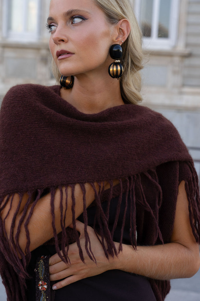 Poncho Mara Marrón de Lady Pipa para completar looks de invitada.