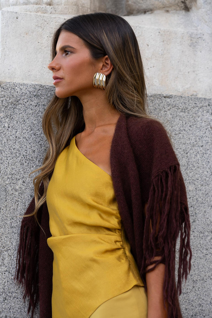 Poncho Mara Marrón de Lady Pipa para completar looks de invitada.