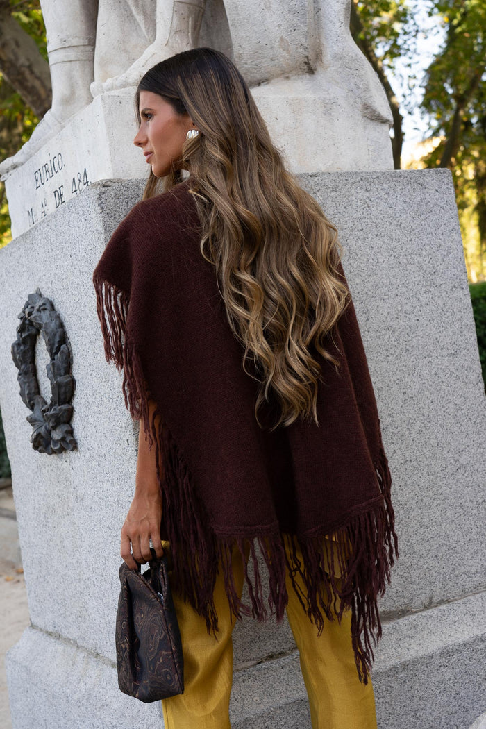 Poncho Mara Marrón de Lady Pipa para completar looks de invitada.