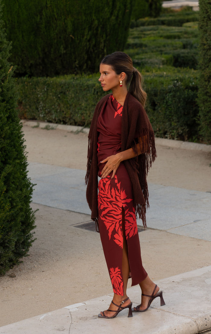 Poncho Mara Marrón de Lady Pipa para completar looks de invitada.