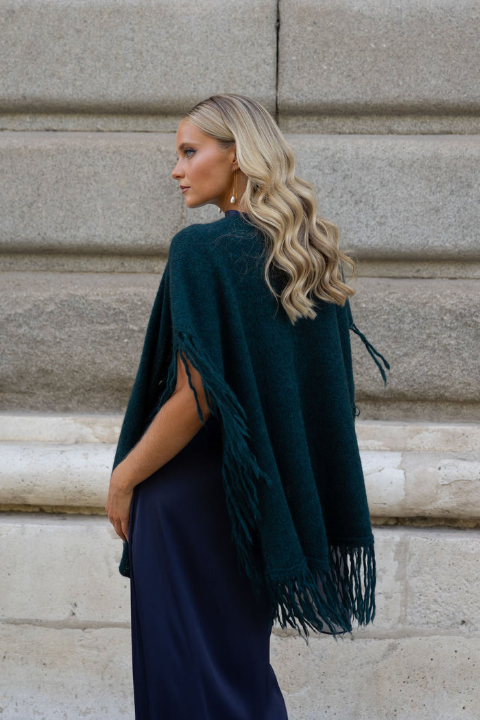 Poncho Mara Petróleo de Lady Pipa para completar looks de invitada.