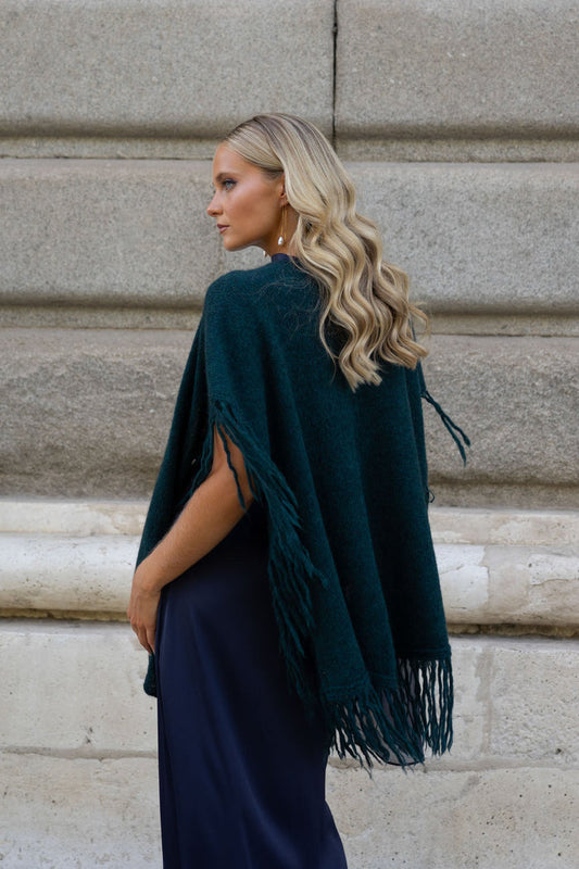 Poncho Mara Petróleo de Lady Pipa para completar looks de invitada.