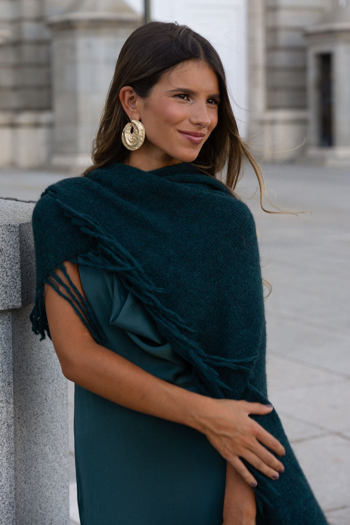 Poncho Mara Petróleo de Lady Pipa para completar looks de invitada.