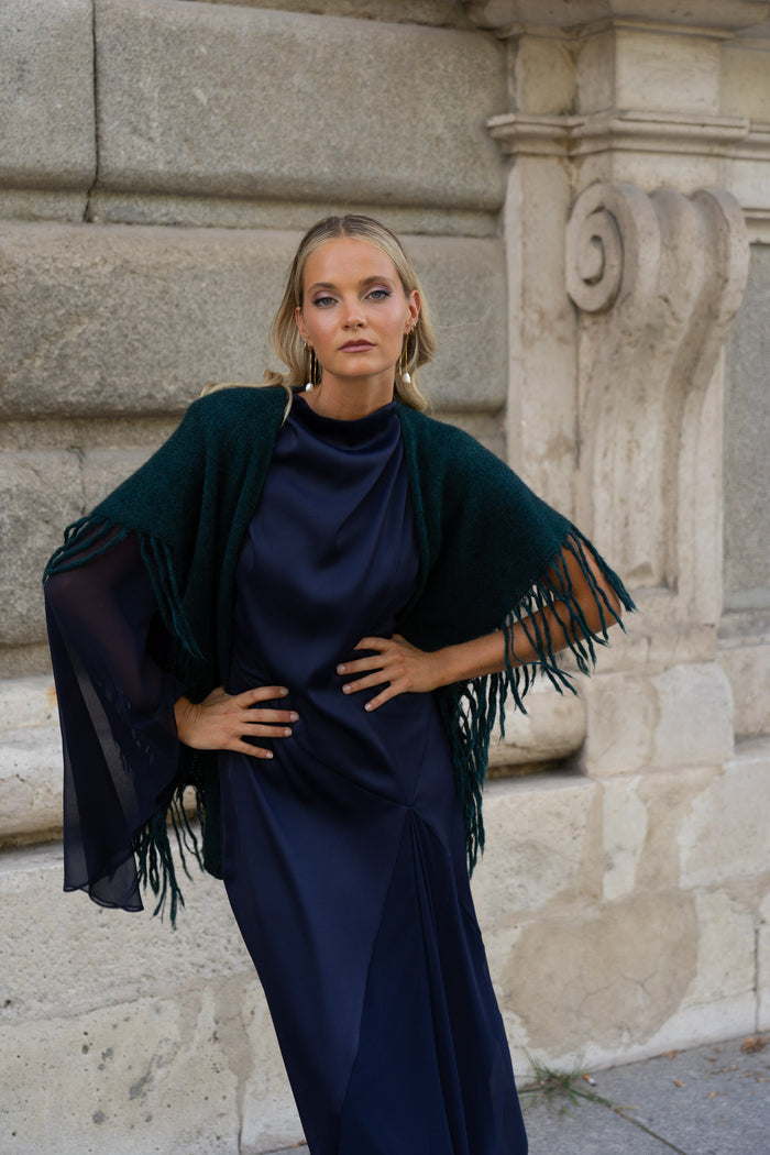 Poncho Mara Petróleo de Lady Pipa para completar looks de invitada.