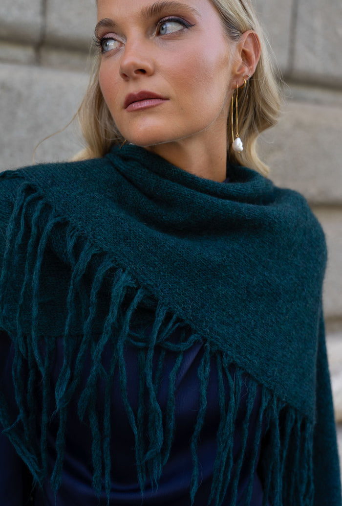 Poncho Mara Petróleo de Lady Pipa para completar looks de invitada.