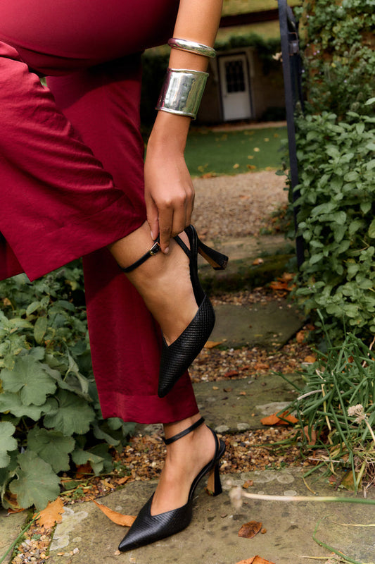 Stiletto Valma Negro de tacón medio con plataforma stiletto de Lady Pipa para completar looks de invitada.