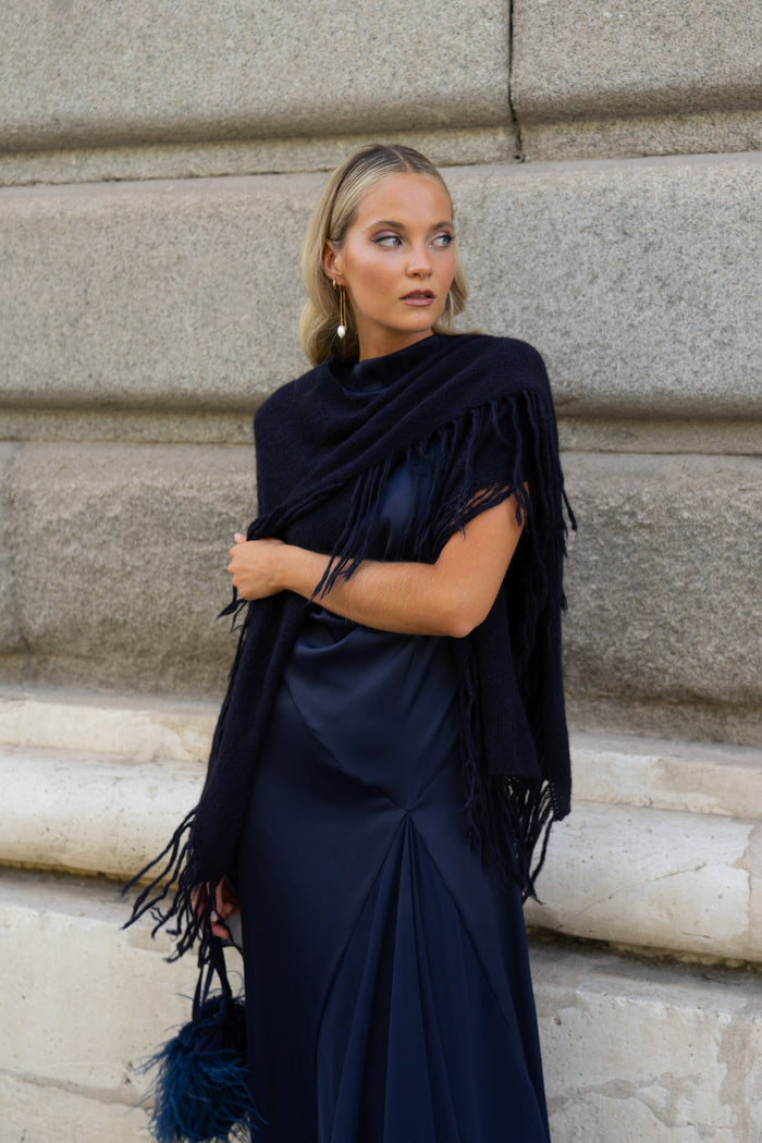 Vestido Amara Marino midi de tirantes de manga larga de Lady Pipa para invitada de boda.