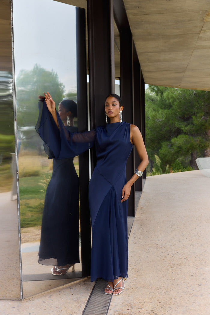 Vestido Amara Marino midi de tirantes de manga larga de Lady Pipa para invitada de boda.