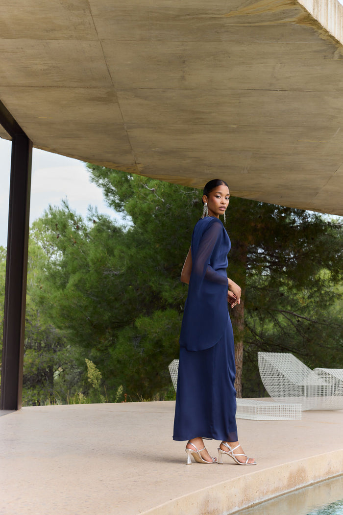 Vestido Amara Marino midi de tirantes de manga larga de Lady Pipa para invitada de boda.