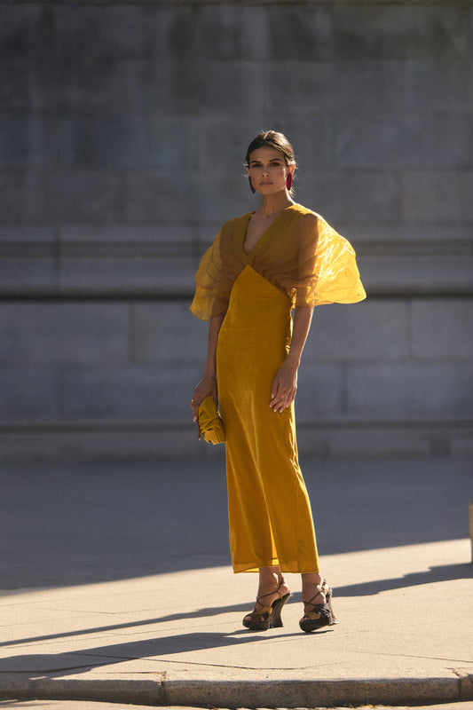 Vestido Beluso Mostaza midi ceñido de Lady Pipa para invitada de boda.