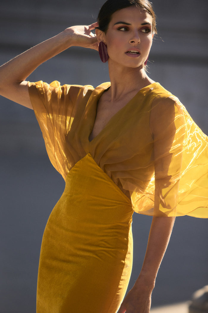 Vestido Beluso Mostaza midi ceñido de Lady Pipa para invitada de boda.