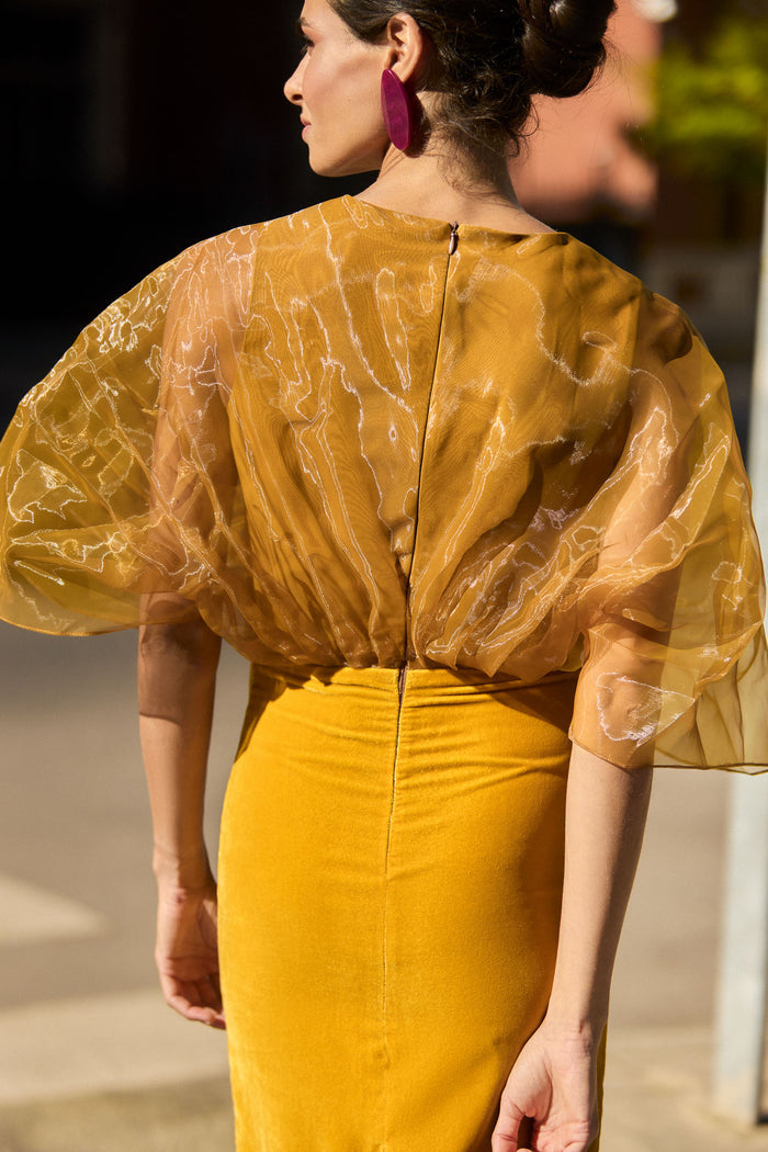 Vestido Beluso Mostaza midi ceñido de Lady Pipa para invitada de boda.