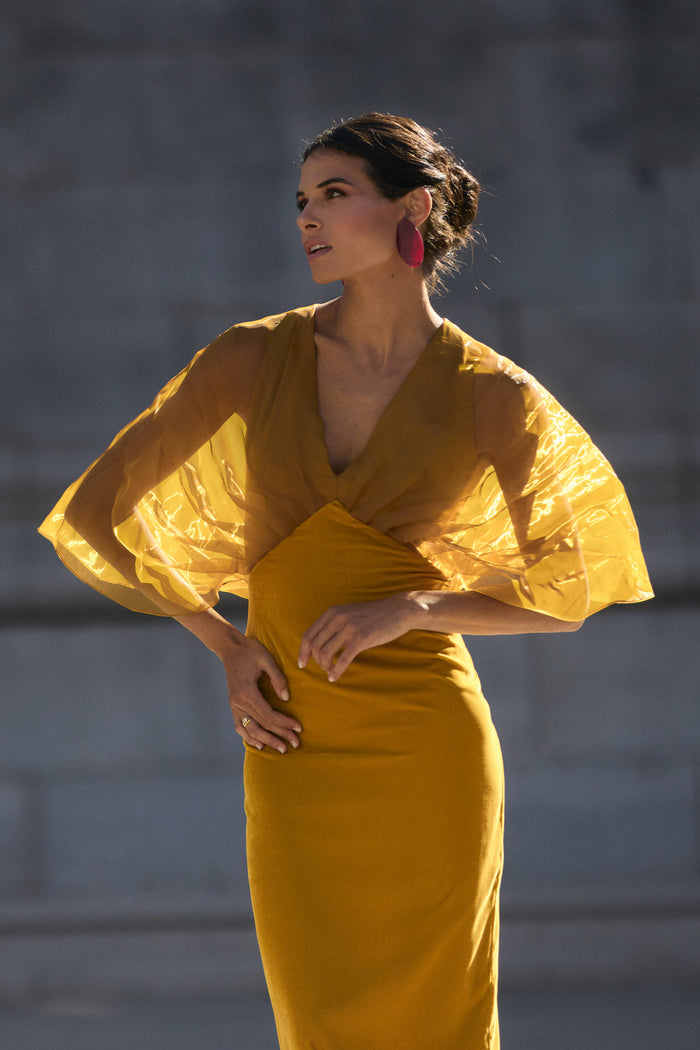 Vestido Beluso Mostaza midi ceñido de Lady Pipa para invitada de boda.