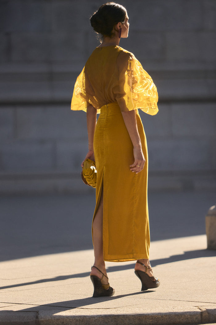 Vestido Beluso Mostaza midi ceñido de Lady Pipa para invitada de boda.