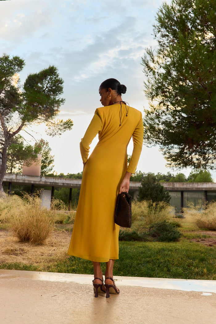 Vestido Lido Mostaza midi de manga larga fluido de Lady Pipa para invitada de boda.