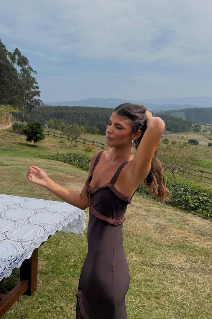 Vestido Loren Marrón maxi de tirantes ceñido de Lady Pipa para invitada de boda.