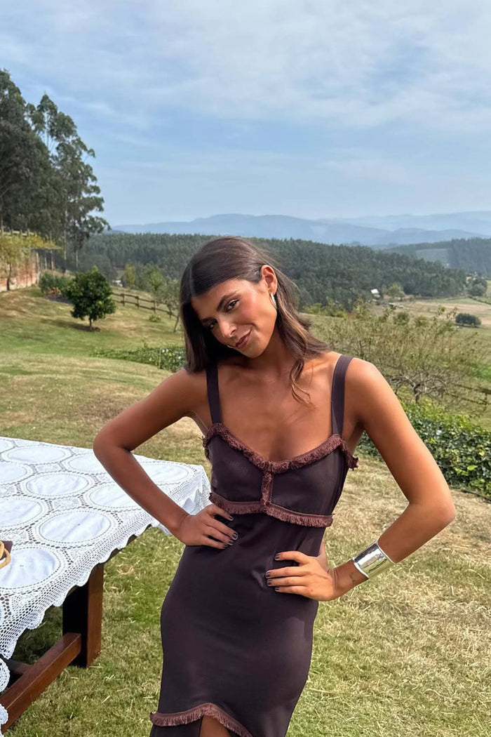 Vestido Loren Marrón maxi de tirantes ceñido de Lady Pipa para invitada de boda.