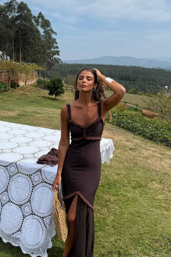 Vestido Loren Marrón maxi de tirantes ceñido de Lady Pipa para invitada de boda.