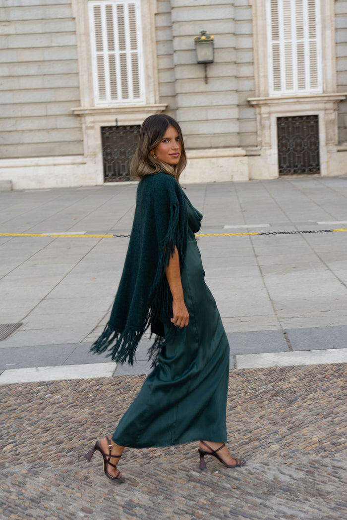 Poncho Mara Petróleo de Lady Pipa para completar looks de invitada.