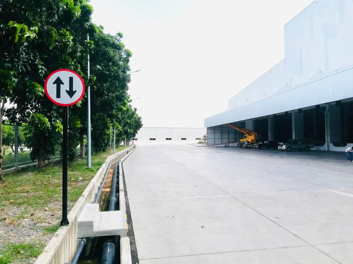ป้ายสัญลักษณ์ ป้ายบอกทาง และป้ายจราจร สะท้อนแสง มองเห็นชัด แข็งแรง ทนทาน เหมาะสำหรับถนน อาคาร และพื้นที่สาธารณะ