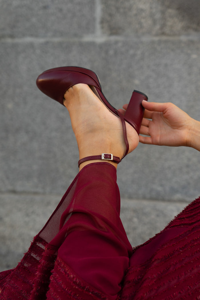 Zapato Evianna Burdeos de tacón alto con plataforma stiletto de Lady Pipa para completar looks de invitada.