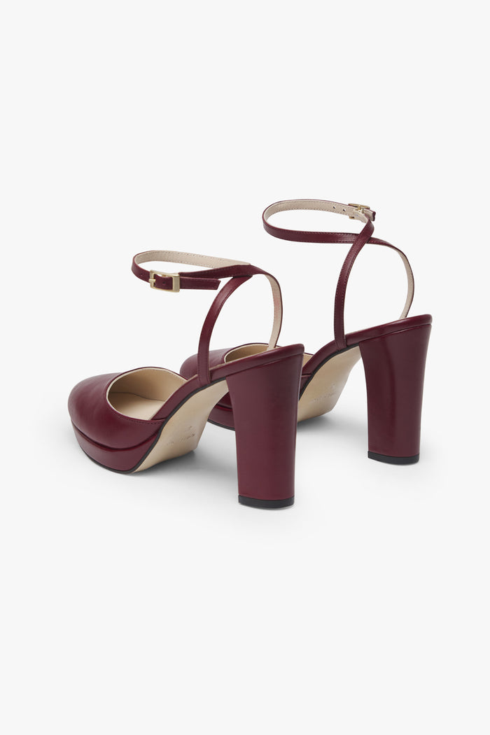 Zapato Evianna Burdeos de tacón alto con plataforma stiletto de Lady Pipa para completar looks de invitada.